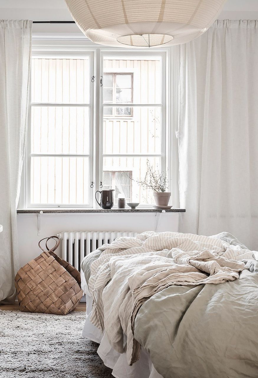 Tilava makuuhuone vaaleissa väreissä